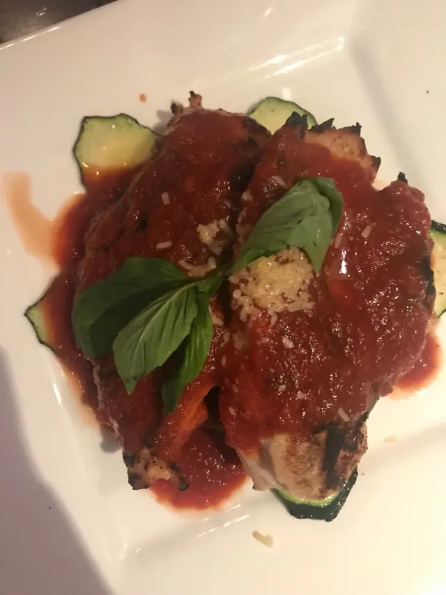 相比起其他菜式，呢個烤雞就比較失色，啲雞偏老