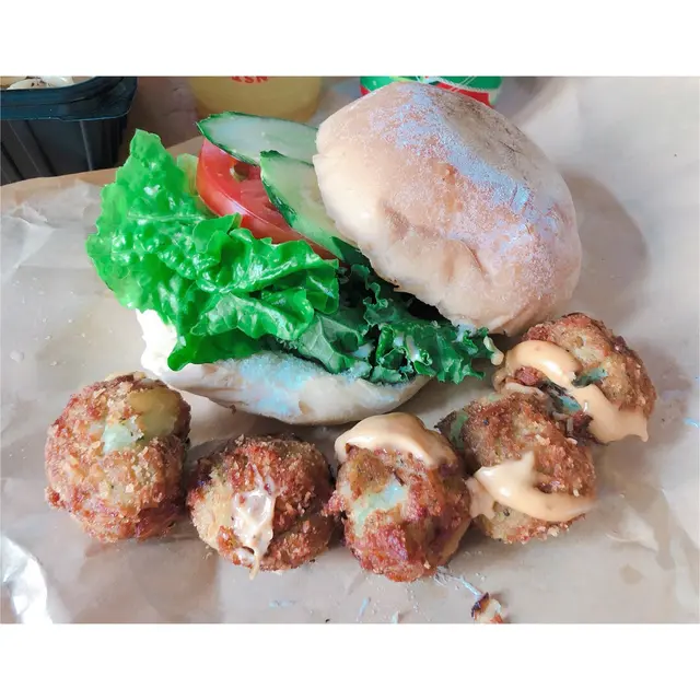 黑椒扒漢堡配怪獸蛋