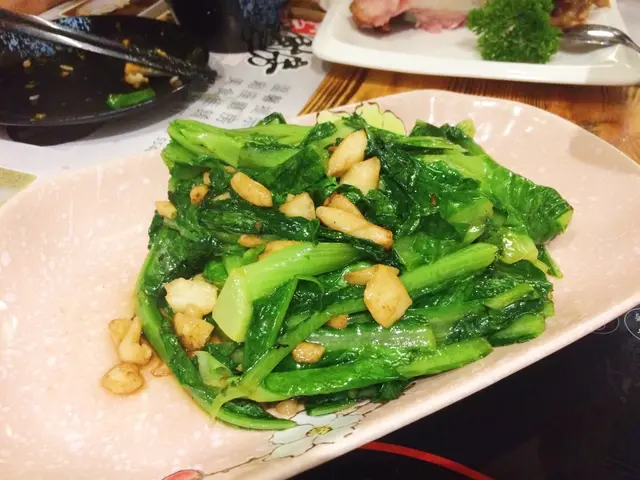 拍蒜炒油麥菜