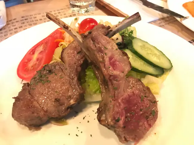招牌烤羊架配雜菜沙律