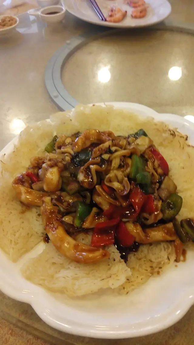 d豉椒味好香, 蟶子好肥美且肉嫩, 火候控制得啱啱好,不會乾硬。豉椒醬汁剛好，不會太咸。　第一次食米粉底，脆卜卜，很有咬口，再配合帶有蟶子鮮味的豉椒汁，正！