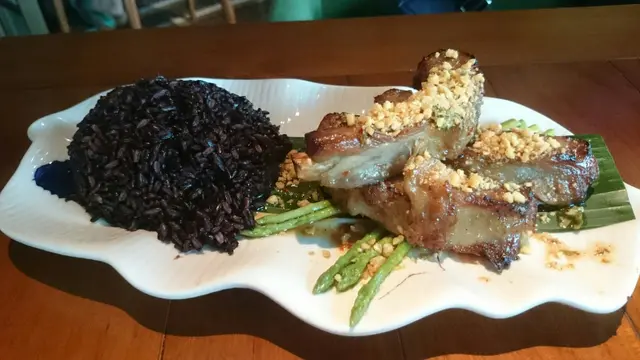 慢煮烤排骨伴泰式辣汁配有機黑米