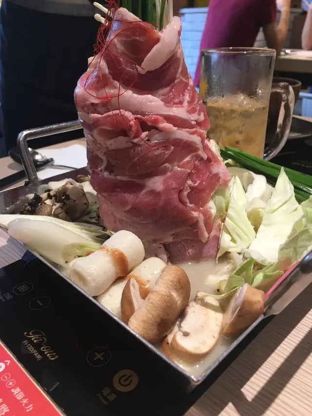 豚肉做外皮，不是超簿，裏面包著很多菜