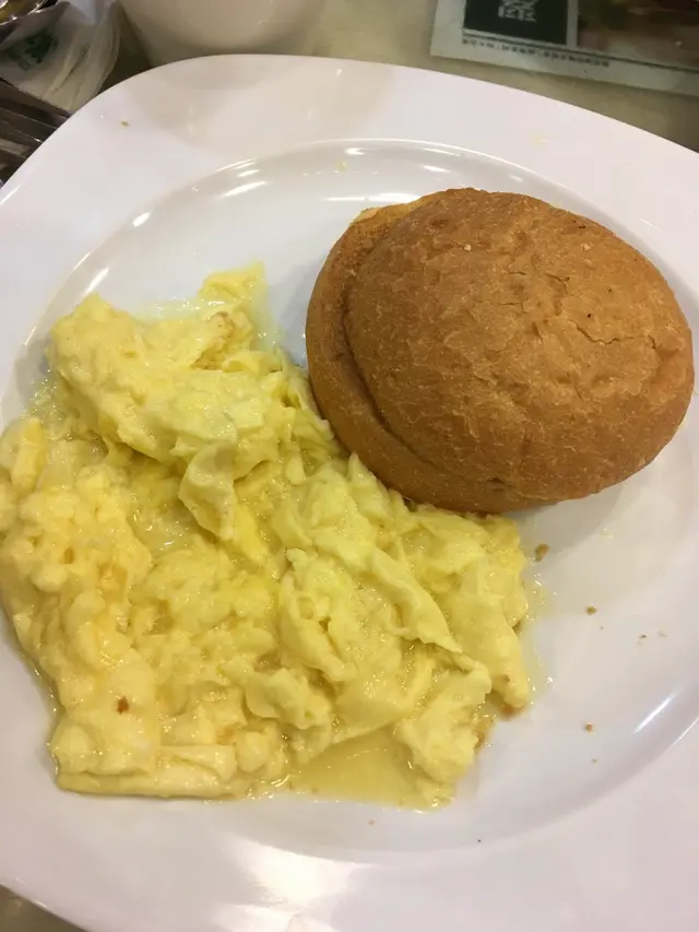 炒蛋同牛油豬仔包