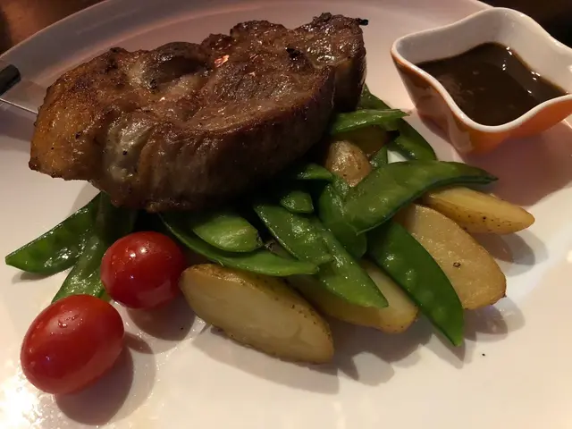 伴碟還有荷蘭豆、蕃茄仔、薯角等，
可以中和一下肉嘅膩感。