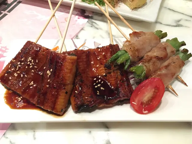 蒲燒鰻魚串及豚肉露荀串