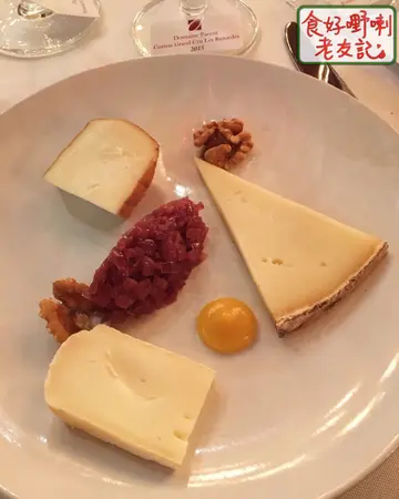 Artisan  cheese  platter  from Maison  Beillevaire,  Williams  pear  in  Mulled  wine