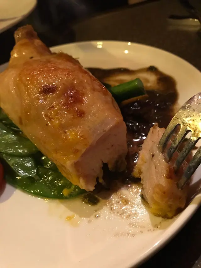 低溫慢煮烤法國黃油雞胸釀黑自豬辣肉腸 芝士伴時蔬琉迷迭香燒汁