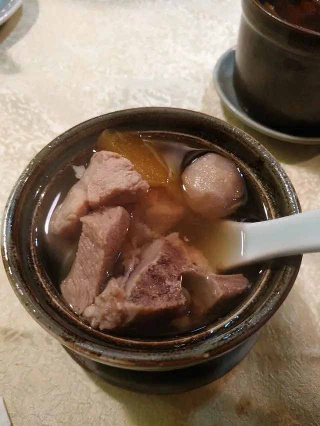 原盅燉哈密瓜螺頭黑毛豚肉湯