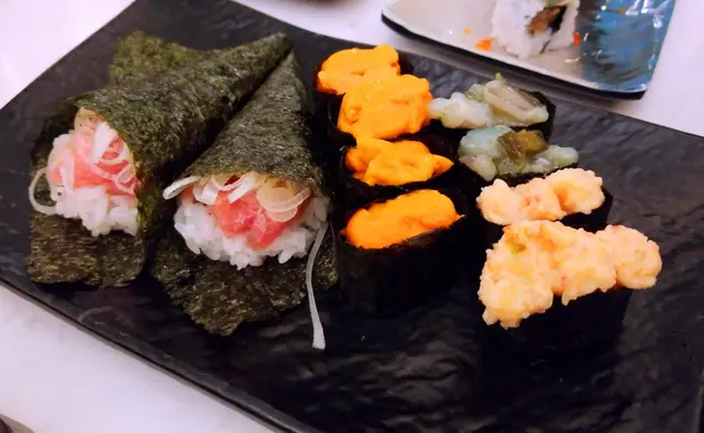 海膽軍艦、龍蝦沙律軍艦、芥末魷魚軍艦和吞拿魚腩蓉手卷