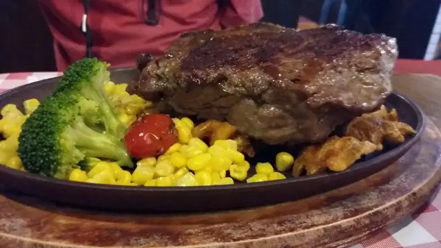 份量極巨，厚得像磚頭！