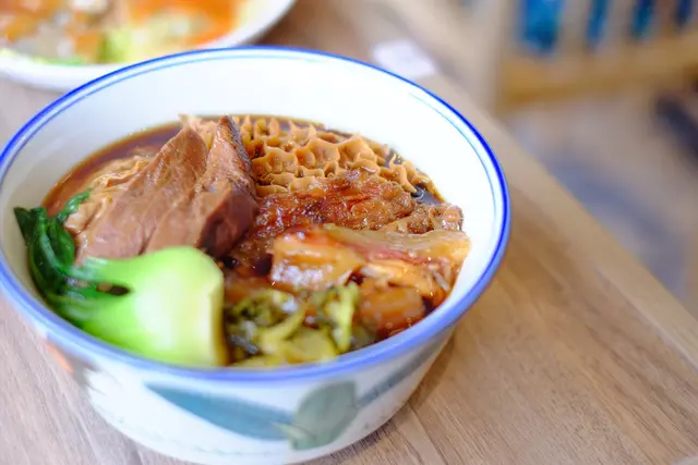 雜錦麵裡面有齊牛肚,牛筋,牛腩,和大腸,一次過滿足4個願望。