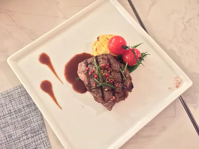 炭燒美國極佳級純種黑毛安格斯肉眼扒配紅酒汁