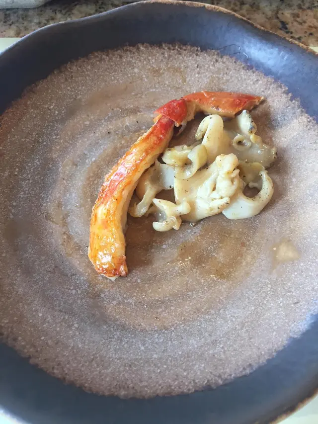 商務套餐每人應有兩隻但因分四人量所以是次每人只有一隻, 蟹腳味道鮮美可見用料新鮮,屬水準之作。