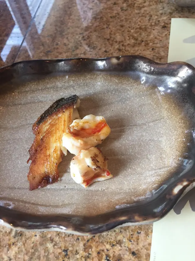 銀鱈魚是典型的鐵板菜式, 該套餐銀鱈魚扒約成人手掌大小, 師傳把魚扒的四周都煎一次, 做到銀鱈魚外脆內軟的質感。 三昧套餐選用新鮮大蝦,肉質彈牙可口, 蝦頭位置亦有濃味的蝦膏。