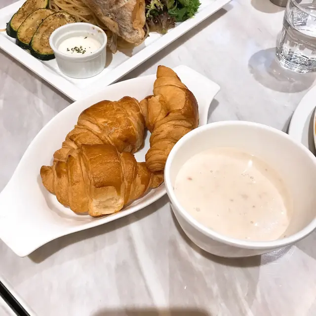 牛角包配煙肉忌廉湯