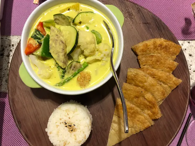 青咖喱野菜猴頭菇配印度薄餅及珍珠糙米飯