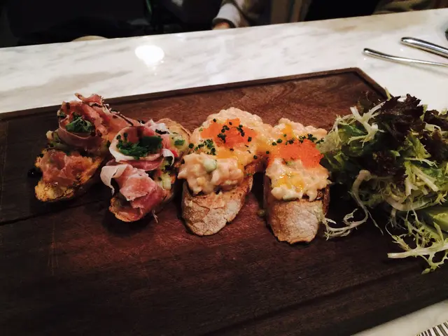 三文魚他他,巴馬火腿蕃茄莎莎多士