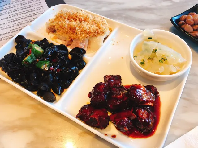 沙姜雞、梅子骨、醋木耳要試,海蜇頭一般