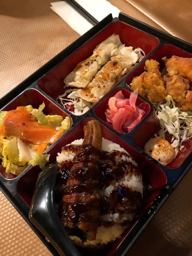 煙三文魚沙律、豬肉軟骨餃子、蒲燒鰻魚飯、炸雞肉