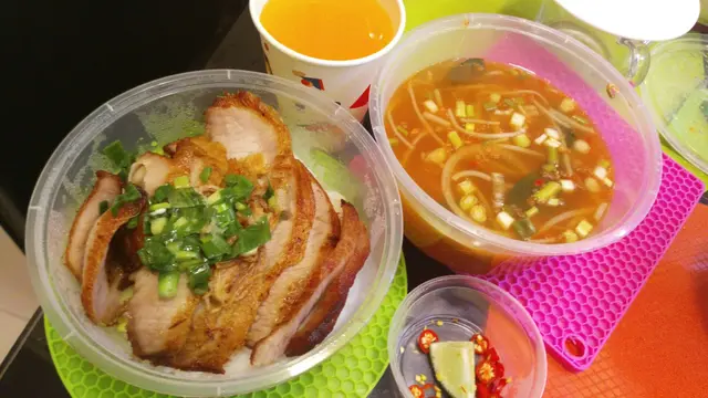 豬頸肉燒得正香,攤開後有十五塊,又大又厚。
金邊粉掛湯一流,麵量浸起足一湯碗,香料濃郁富層次。
