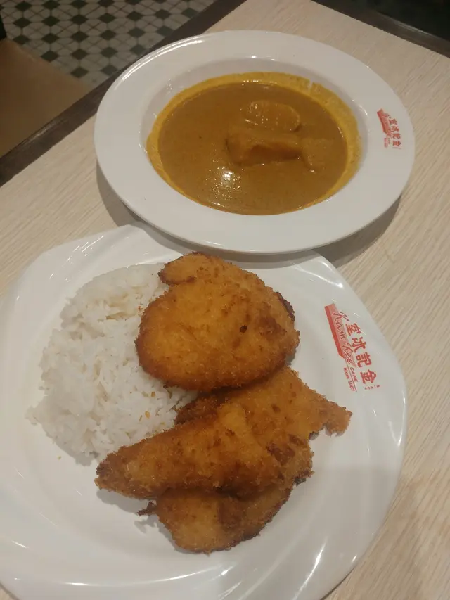 吉列魚柳炸到外脆內軟，依d真係師傅功架，吾係間間都食到。咖哩汁調到剛剛好，用來撈飯就冇得彈! 不過略嫌薯仔只有3塊太少，一端出來賣相不夠吸引，與隔離大大塊吉列魚柳形成好大對比。