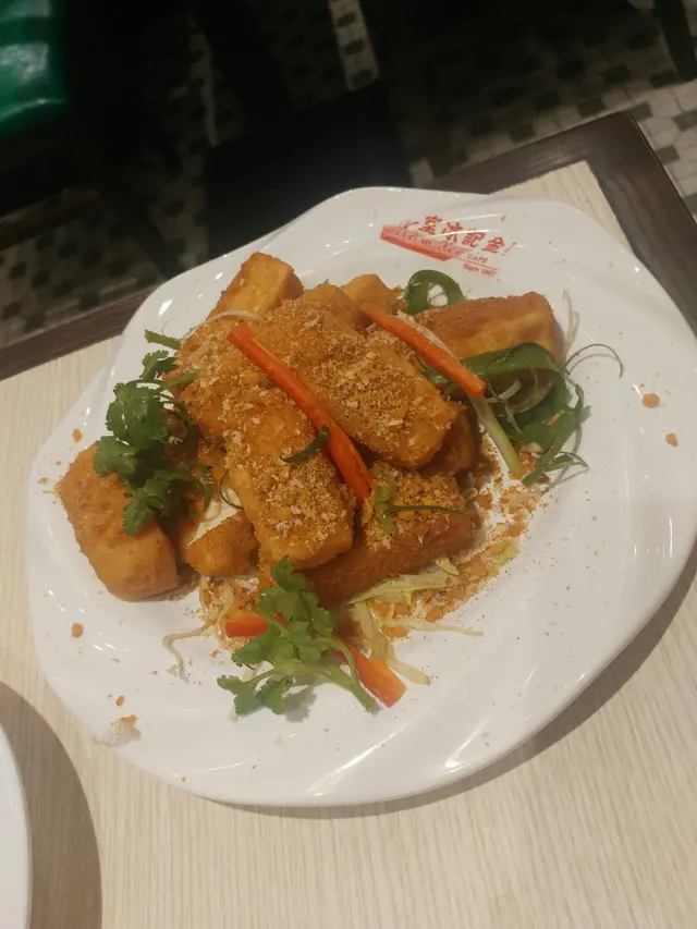 可以成為招牌的另一道料理,原本睇餐牌上價錢有點卻步,但本身中意食豆腐的小編不願放過依次機會,就決定叫來一試。果然不負期待,依然炸到外脆內軟,外面加上各式各樣的調味料,令外面香味濃郁但依然食到入面滑溜豆腐。小編係一口接一口甘食,雖然知道炸野都特別熱氣,但食完今餐再算。哈哈哈