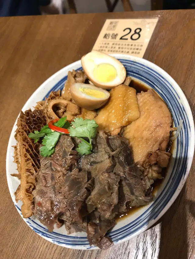 裡面包括腱心牛肉,牛肚,雞翼,蛋,牛肚勁入味😋牛腱肉亦炆煮得好腍,雞翼一樣出色👍🏻