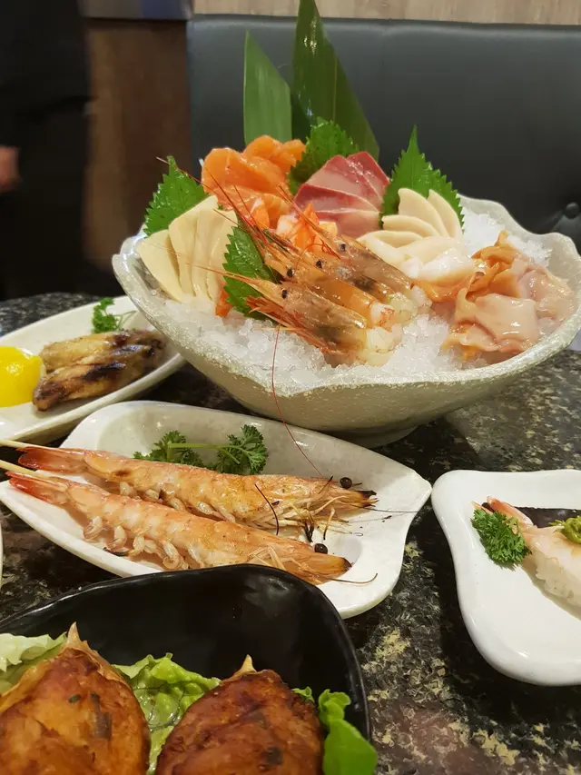 刺身拼盤:
三文魚 ,鮑魚片， 油甘魚，劍魚腩,帶子,仿松葉蟹棒,赤貝,大赤蝦