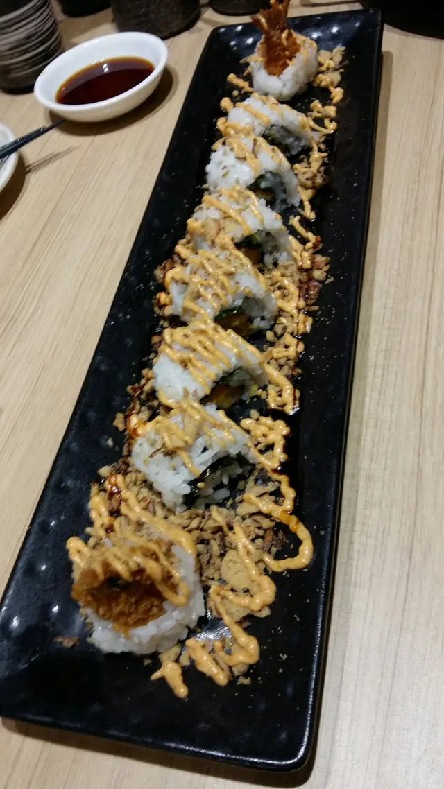 卷物中最好食嘅一個有炸蝦在中間碟上嘅明太子醬非常鮮甜，混埋炸了的蒜片食非常值encore