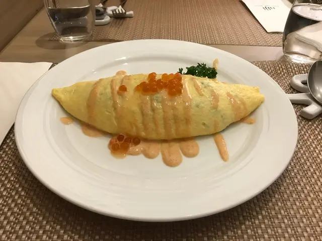 墨汁海鮮蛋包飯配明太子醬及三文魚子