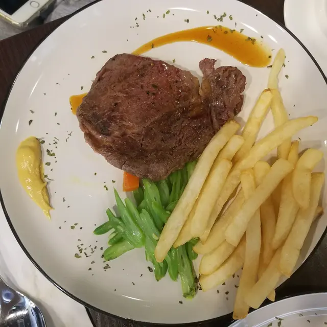 Juicy 而且好有牛味既牛扒,切落去唔洗點咬,絕對唔會係落左鬆肉粉既口感,唔洗講你都知有幾正啦!