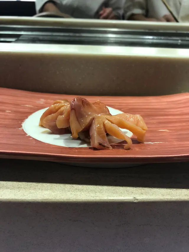 師傅將赤貝取出後，以極快手法調理好，再加一拍，令赤貝神經加緊，肉質更爽脆，上台後還在郁動呢~~鮮度和爽口度都非廉價貨可比
就是那種鮮活的甜味，已經是值回票值~