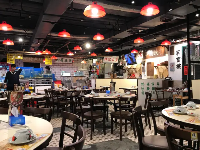 入到去, 係完全唔駛等位的,  waiter 就帶我地入座啦.
我地食到大約８：３０度，　其實都係重有位，唔知係咪地庫無咩人識來啦。

內在裝修其實都幾有特色，　係用左舊香港的士多糧油雜貨店來做主題。算係幾有心思，幾有　ｆｅｅｌ．