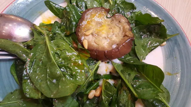 意大利軟心蛋、菠菜、茄子及松子仁沙律