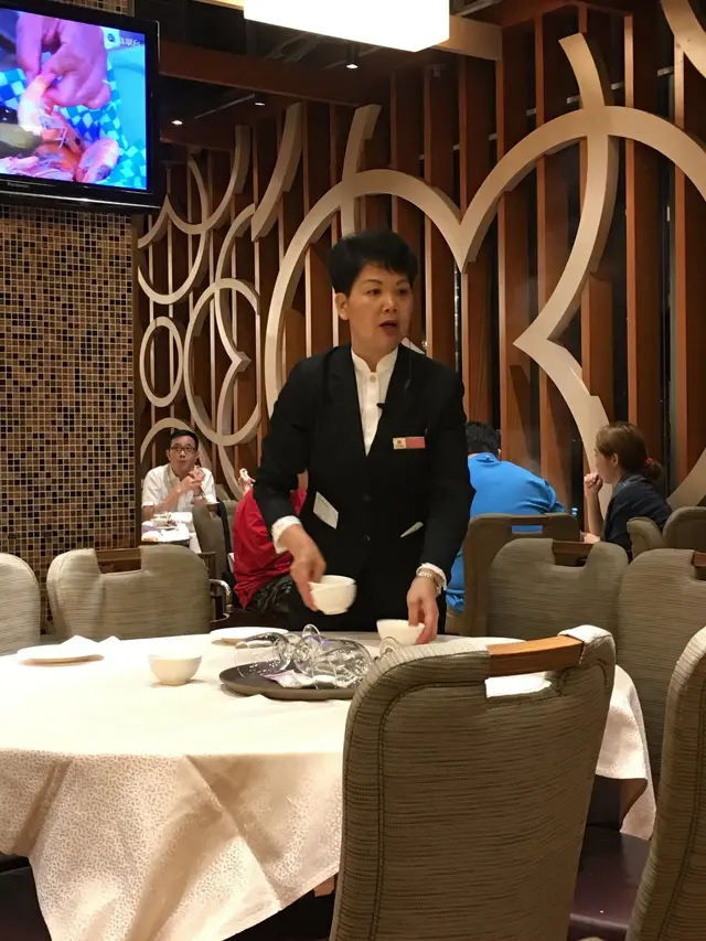 李姓的大家姊，一眼關七，多次親切的主動提供服務，有禮、親切、勤快、以客為本的服務態度值得表揚！