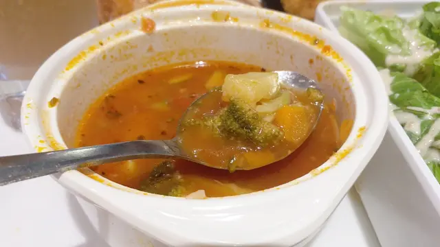 歐陸沙律套餐配牛角包及餐湯