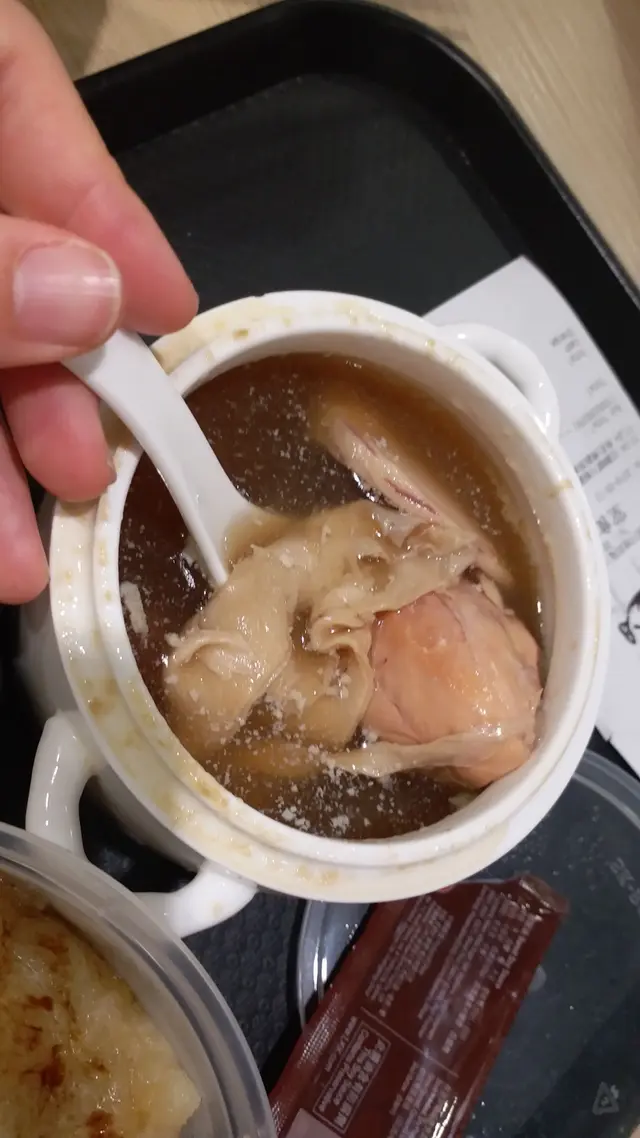 其實都幾真材實料, 一開始就見到有一片花膠,一片螺片,有一隻細雞髀, 雖然燉咗好耐 ,可惜食得出隻雞係冰雞,食過肉嘅時候都紅紅地。