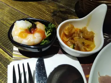 大虾沙律和辣味螺肉