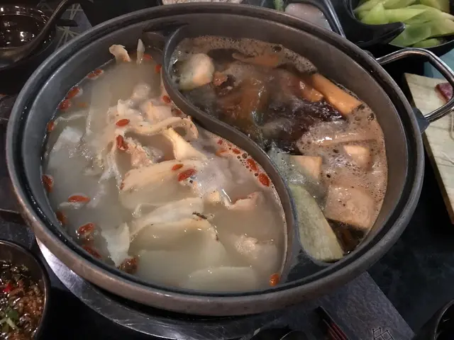 杞子螺頭白肺湯拼星洲肉骨茶湯
