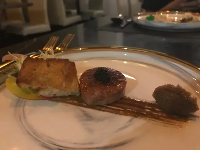 Starter：焦糖法國鵝肝terrine魚子醬、自家製無花果醬、脆多士、時令菜沙律