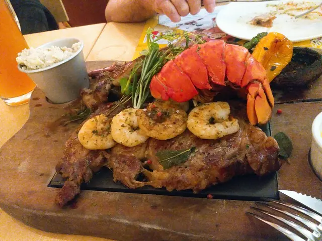 龍蝦海鮮牛扒羊架主菜