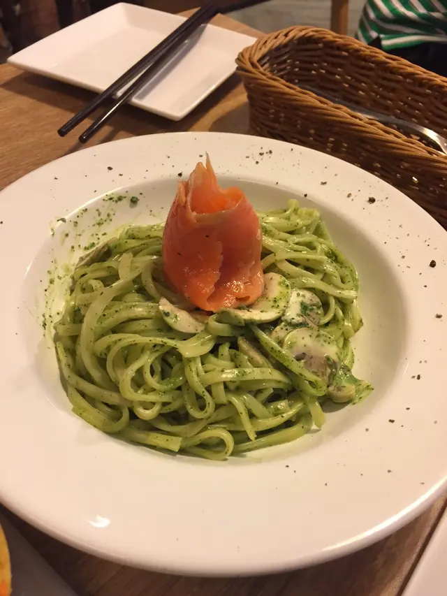 蒜香菠菜三文魚意大利麵