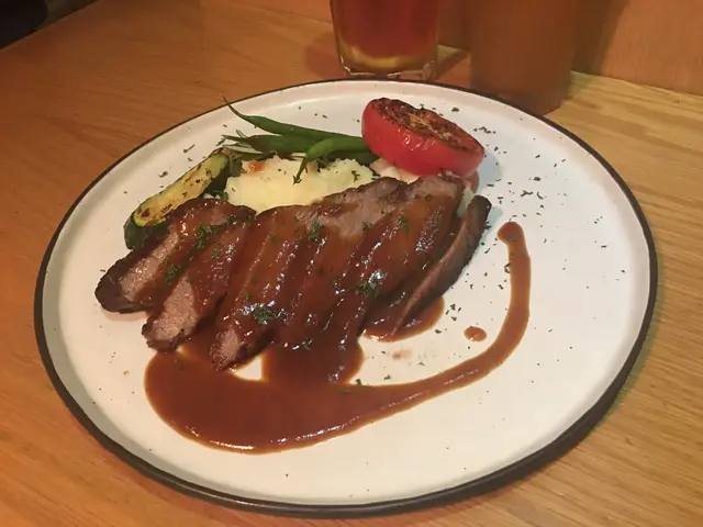 燒黑毛豬肉配紅酒燒汁