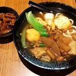 🍜姬松茸蟲草花養生湯底(烏冬、豆卜、魚肉春卷、墨魚丸、秘製豬軟骨、柱侯牛腩) $64  🍜湯水為素湯，以老黃瓜、腰果、核桃、姬松茸淆制而成，清甜不膩，湯水層次甚為豐富 。聽店員介紹，湯水甜味由瓜而來，腰果及核桃用來模仿肉的味道，姬松茸則取其甘味，從而模擬需肉煮成的養身湯，可見湯底選材心思。  🍜烏冬不俗；墨魚略嫌不夠爽口彈牙；另上的牛腩有充足火候烹調，軟硬適中，腩汁濃郁 ；豬軟骨味道不太咸，頗為惹味，略嫌煮得不夠軟；豆卜則吸取湯底的味道，甚為惹味。