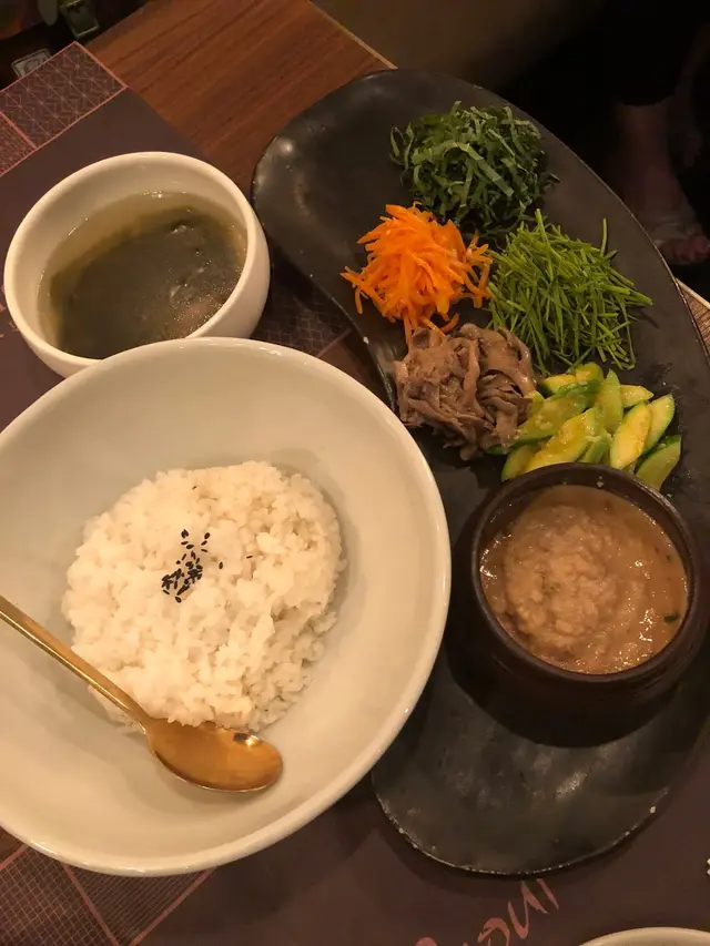 倒入所有配料和自家製大醬一起拌呀拌，
鹹香味美，多重口感，食得又健康！