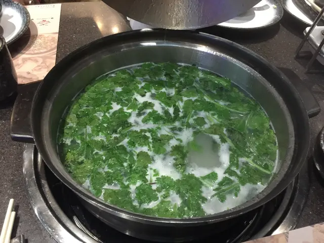 鮮魚湯芫茜皮蛋鍋