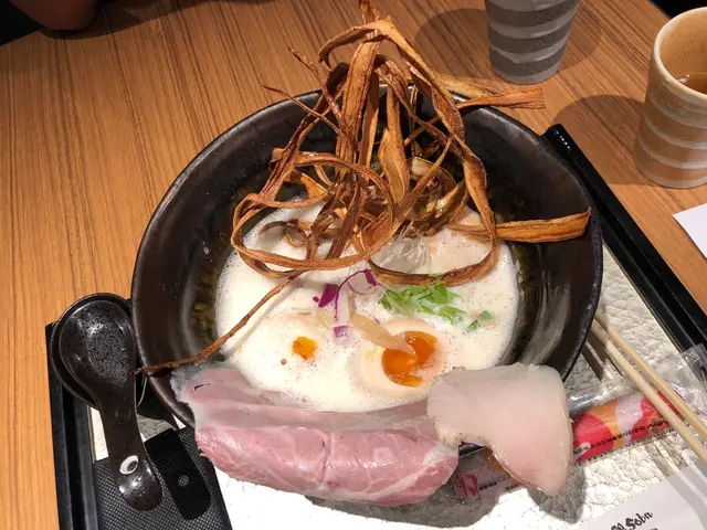 雞白湯拉麵加溫泉蛋