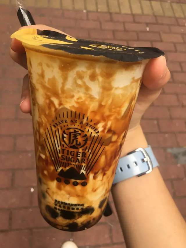 黑糖珍珠有小小酸  冇咩黑糖味  奶味偏dd甜  唔算好淡  中中挺挺  好彩唔洗排好耐就有