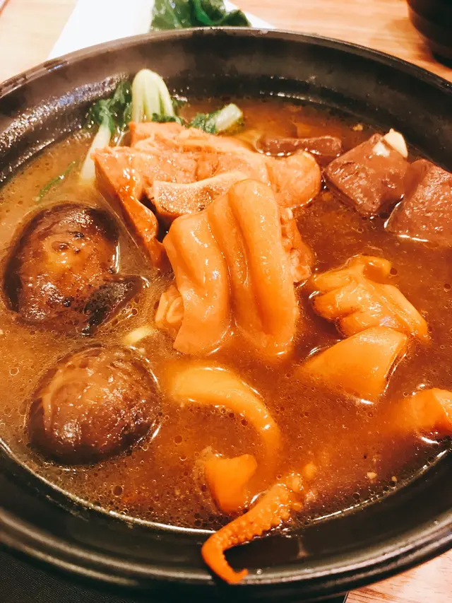 魷魚冬菇爽脆，豬手夠林有咬口